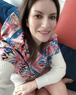 Laura Pausini feet photo thumbnail