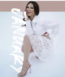 Laura Pausini feet photo thumbnail