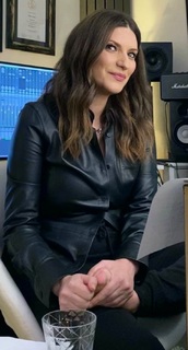 Laura Pausini feet photo thumbnail