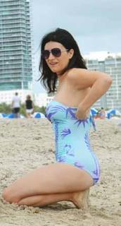 Laura Pausini feet photo thumbnail