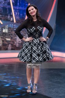 Laura Pausini feet photo thumbnail