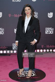 Laura Pausini feet photo thumbnail
