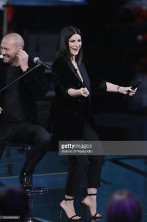 Laura Pausini feet photo thumbnail