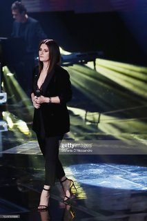 Laura Pausini feet photo thumbnail