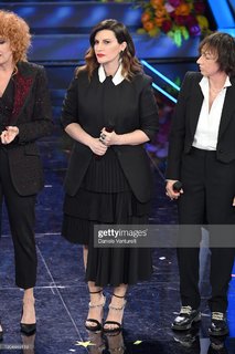 Laura Pausini feet photo thumbnail