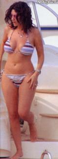 Laura Pausini feet photo thumbnail