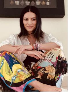 Laura Pausini feet photo thumbnail