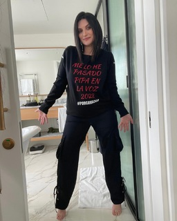 Laura Pausini feet photo thumbnail