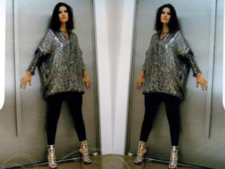 Laura Pausini feet photo thumbnail