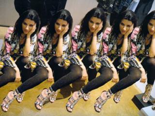 Laura Pausini feet photo thumbnail