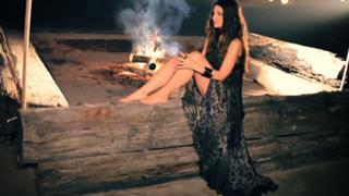 Laura Pausini feet photo thumbnail