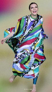 Laura Pausini feet photo thumbnail