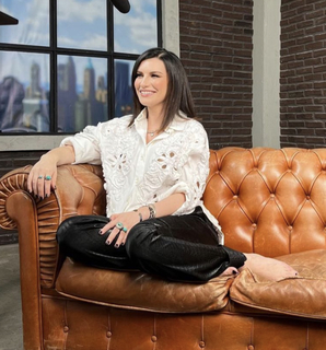 Laura Pausini feet photo thumbnail