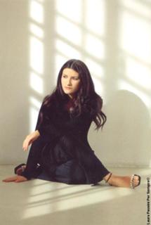 Laura Pausini feet photo thumbnail
