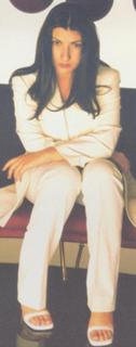 Laura Pausini feet photo thumbnail