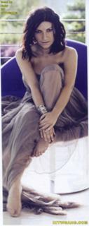Laura Pausini feet photo thumbnail