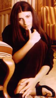 Laura Pausini feet photo thumbnail