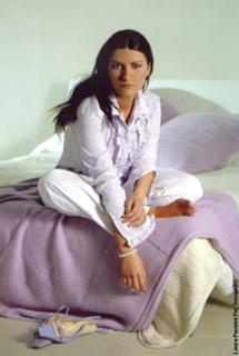 Laura Pausini feet photo thumbnail
