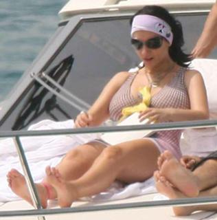 Laura Pausini feet photo thumbnail