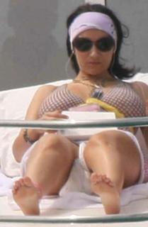 Laura Pausini feet photo thumbnail