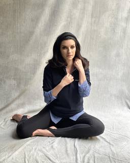 Laura Pausini feet photo thumbnail