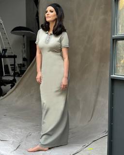 Laura Pausini feet photo thumbnail