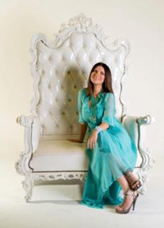 Laura Pausini feet photo thumbnail