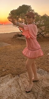 Laura Pausini feet photo thumbnail