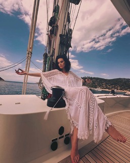 Laura Pausini feet photo thumbnail