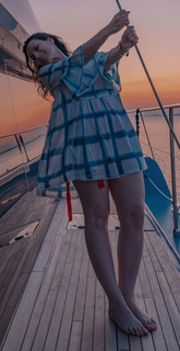 Laura Pausini feet photo thumbnail