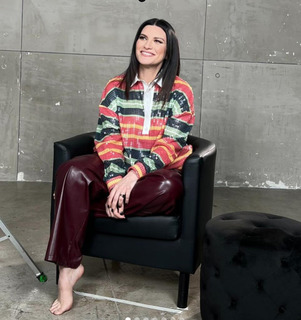 Laura Pausini feet photo thumbnail