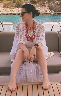 Laura Pausini feet photo thumbnail