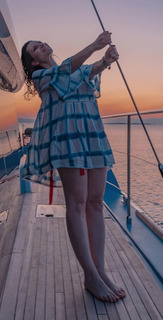 Laura Pausini feet photo thumbnail