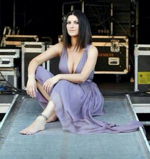 Laura Pausini feet photo thumbnail