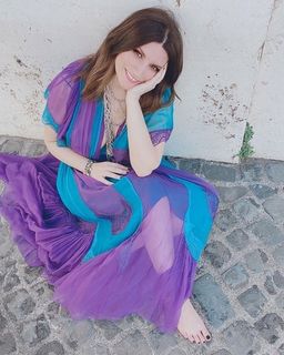 Laura Pausini feet photo thumbnail