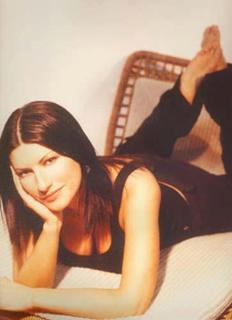 Laura Pausini feet photo thumbnail