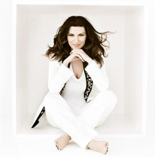 Laura Pausini feet photo thumbnail