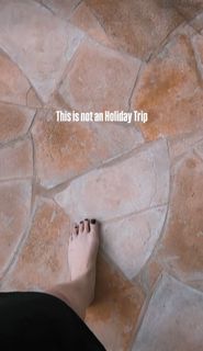 Laura Pausini feet photo thumbnail