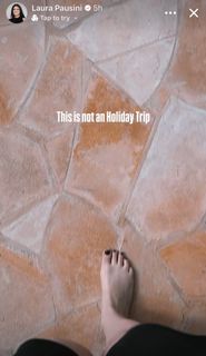 Laura Pausini feet photo thumbnail