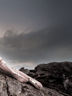 Laura Pausini feet photo thumbnail