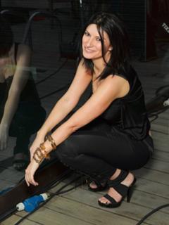 Laura Pausini feet photo thumbnail