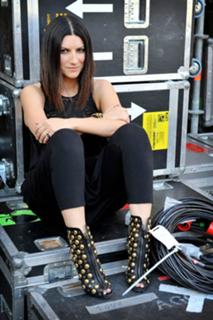 Laura Pausini feet photo thumbnail