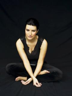 Laura Pausini feet photo thumbnail