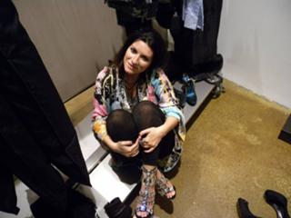 Laura Pausini feet photo thumbnail