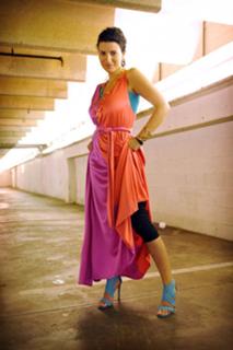 Laura Pausini feet photo thumbnail
