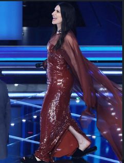 Laura Pausini feet photo 7