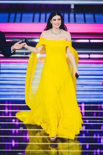 Laura Pausini feet photo 6