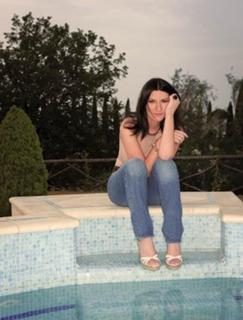Laura Pausini feet photo thumbnail
