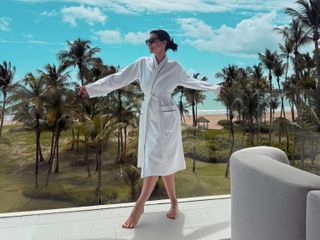 Laura Pausini feet photo 2