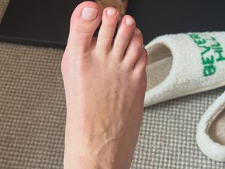 Laura Pausini feet photo 1